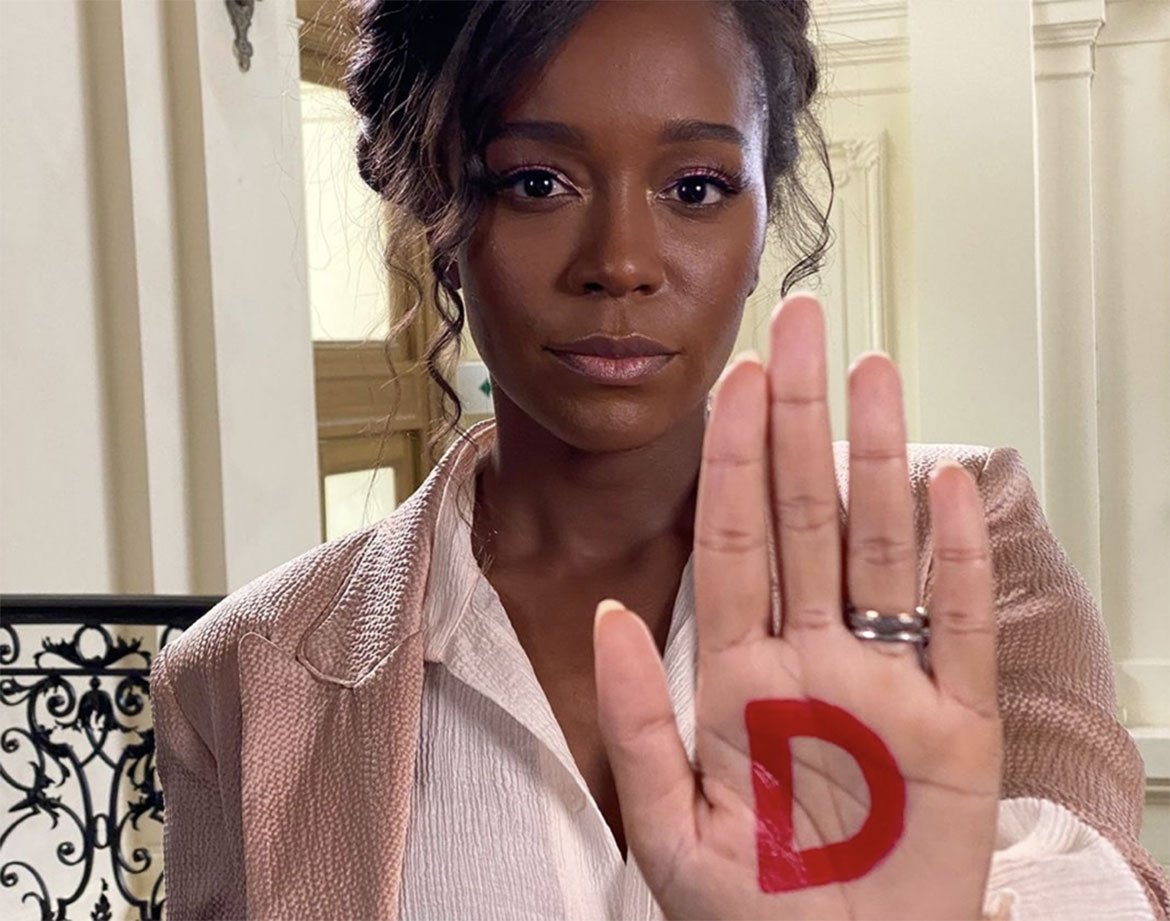El programa de formación Stand Up está basado en la metodología de las 5 D’s. Gracias a ella, víctimas y testigos aprenden a actuar frente al acoso callejero sin ponerse en peligro. ¡Nuestra embajadora Aja Naomi King también está concienciada con nuestro programa!